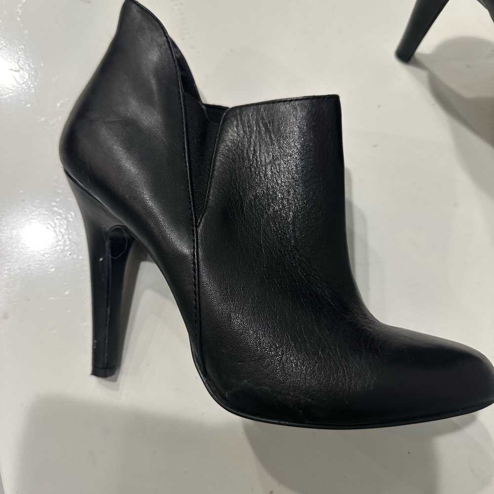 BCBG Black Leather Heeled Booties Sz 7.5 Like NEW
